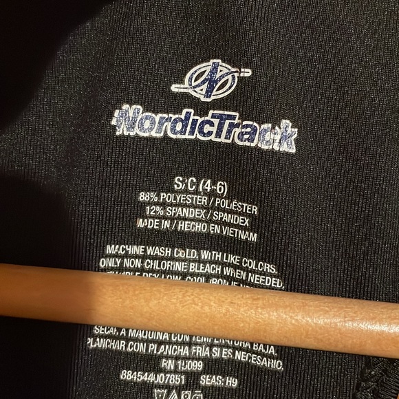 •NORDIC TRACK•BLACK V NECK RAZOR BACK ACTIVE TOP WITH SHELF BRA SIZE SMALL EUC - Picture 5 of 8